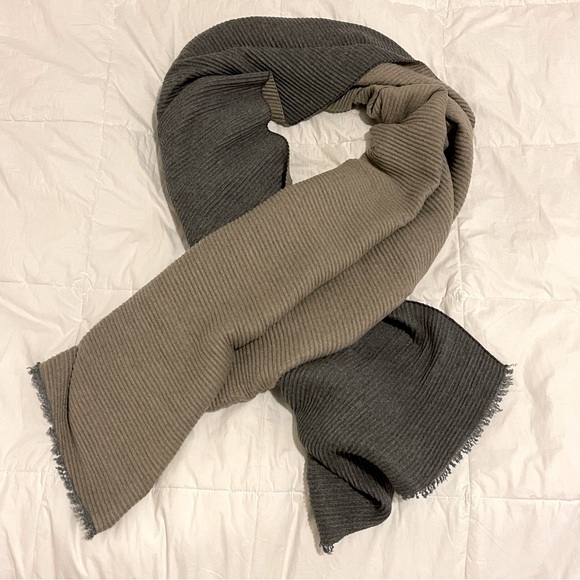 4th & Union Large Grey & Tan Scarf - Picture 4 of 7